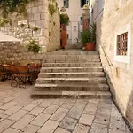 Garden In The Center * Split